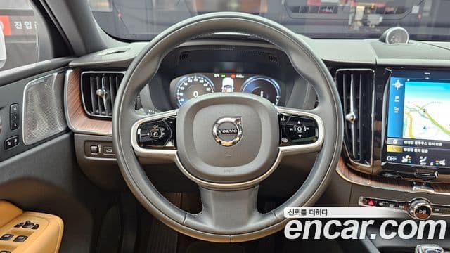 Volvo XC60 2021 — ფოტო 13/20