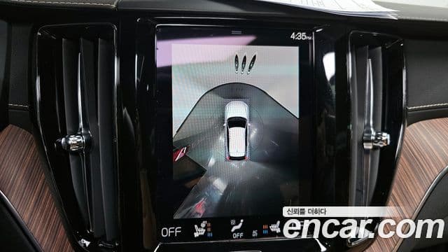 Volvo XC60 2021 — ფოტო 14/20
