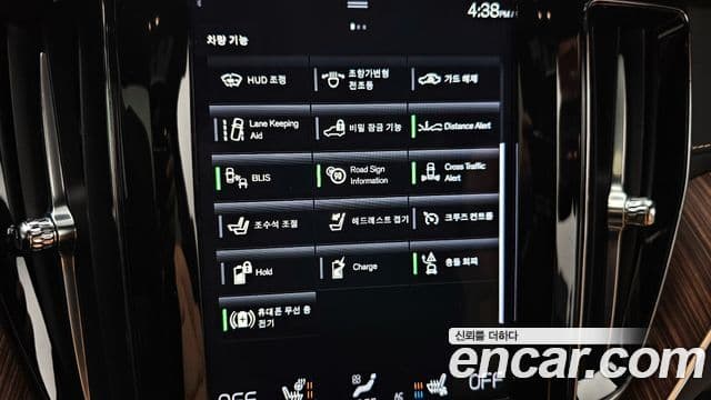 Volvo XC60 2021 — ფოტო 15/20