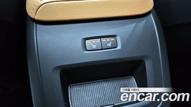 Volvo XC60 2021 — ფოტო 17/20
