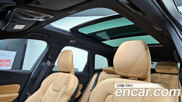 Volvo XC60 2021 — ფოტო 18/20
