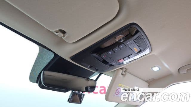 Kia Carnival 2023 — ფოტო 17/20