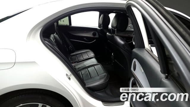 Mercedes-Benz E-Class 2021 — фото 12 из 20
