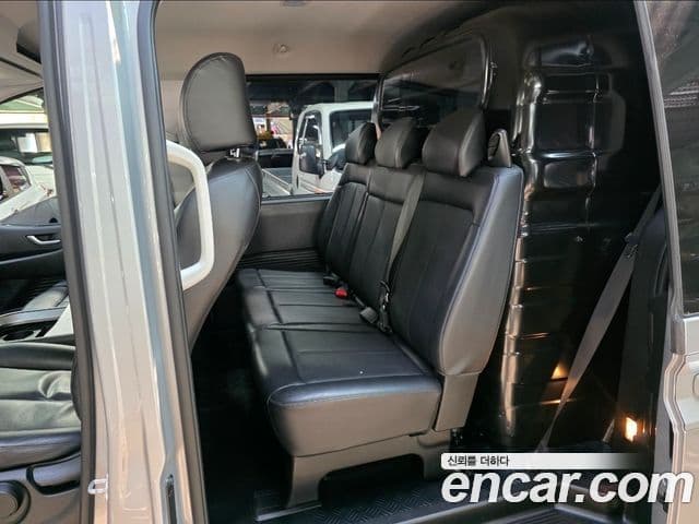 Hyundai Staria 2023 — ფოტო 3/9