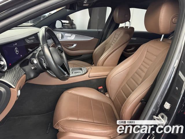 Mercedes-Benz E-Class 2022 — Photo 13/19
