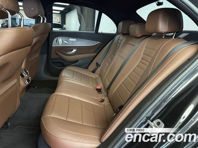 Mercedes-Benz E-Class 2022 — Photo 10/19