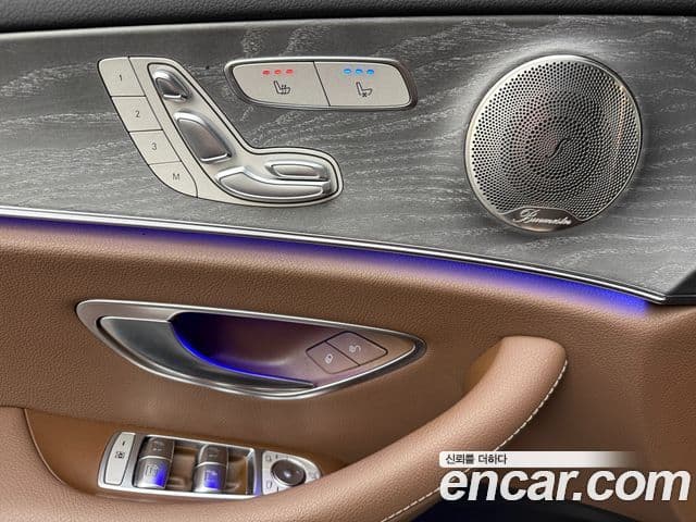 Mercedes-Benz E-Class 2022 — Photo 17/19
