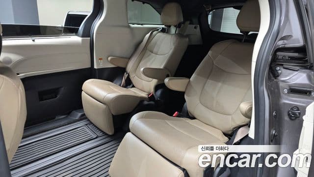 Toyota Sienna 2023 — ფოტო 12/20