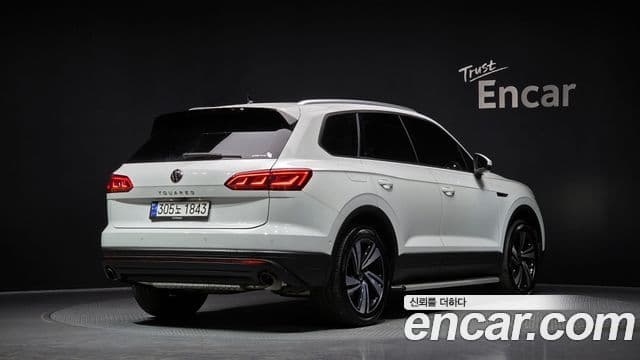 Volkswagen Touareg 2023 — ფოტო 2/20