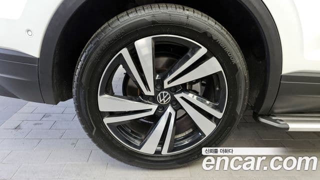 Volkswagen Touareg 2023 — ფოტო 5/20