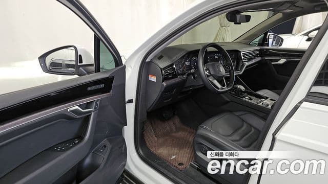 Volkswagen Touareg 2023 — ფოტო 10/20
