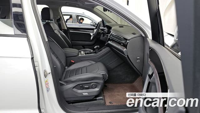 Volkswagen Touareg 2023 — ფოტო 11/20
