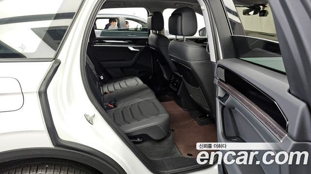 Volkswagen Touareg 2023 — ფოტო 12/20