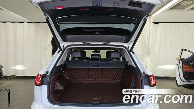 Volkswagen Touareg 2023 — ფოტო 20/20