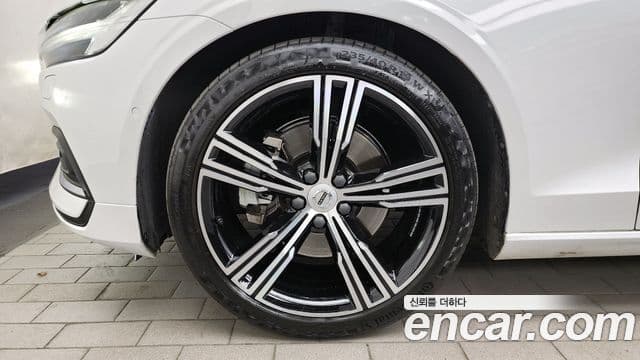 Volvo S60 2019 — ფოტო 5/20