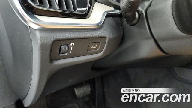 Volvo S60 2019 — ფოტო 16/20