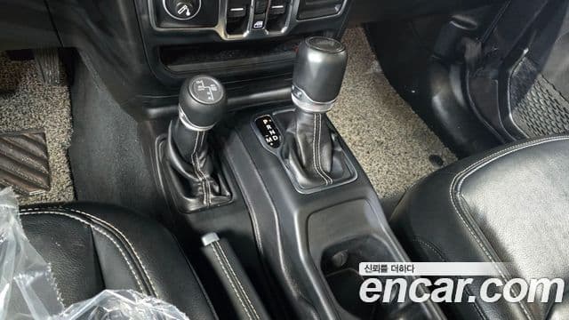 Jeep Wrangler 2022 — Şəkil 8/20