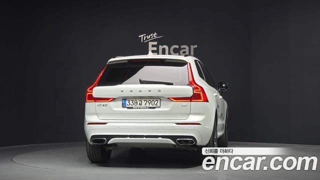 Volvo XC60 2020 — ფოტო 4/20