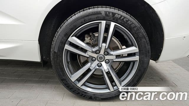 Volvo XC60 2020 — ფოტო 5/20