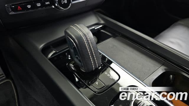 Volvo XC60 2020 — ფოტო 9/20
