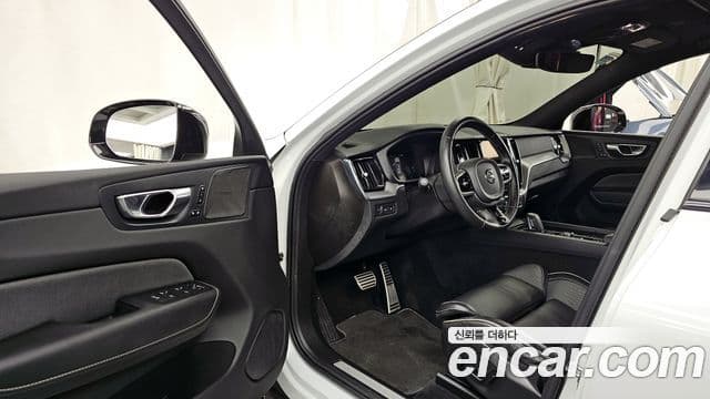 Volvo XC60 2020 — ფოტო 10/20
