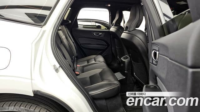 Volvo XC60 2020 — ფოტო 12/20