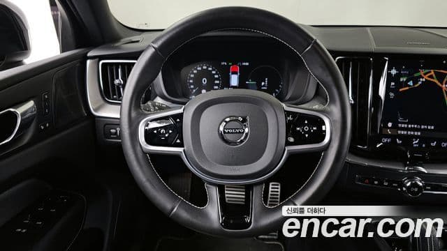 Volvo XC60 2020 — ფოტო 13/20