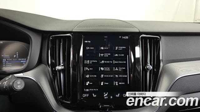 Volvo XC60 2020 — ფოტო 16/20