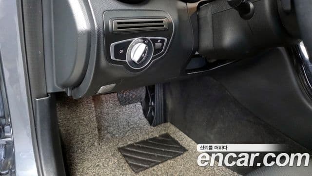 Mercedes-Benz C-Class 2020 — Photo 10/20