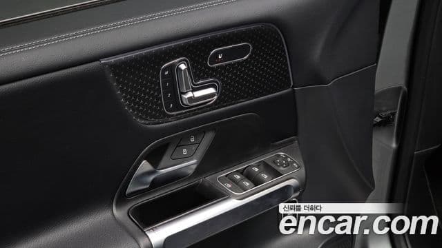Mercedes-Benz GLB-Class 2024 — Photo 7/20