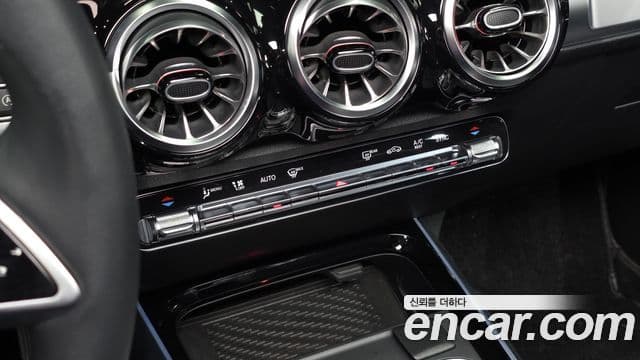 Mercedes-Benz GLB-Class 2024 — Photo 10/20
