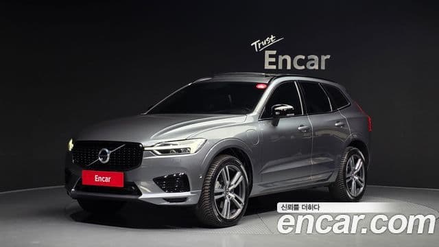Volvo XC60 2021 — ფოტო 1/20