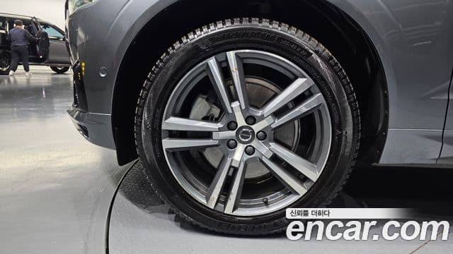 Volvo XC60 2021 — ფოტო 5/20
