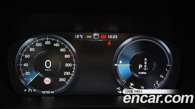 Volvo XC60 2021 — ფოტო 8/20