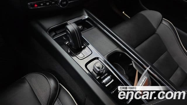 Volvo XC60 2021 — ფოტო 9/20