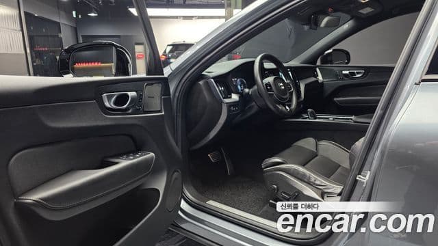 Volvo XC60 2021 — ფოტო 10/20