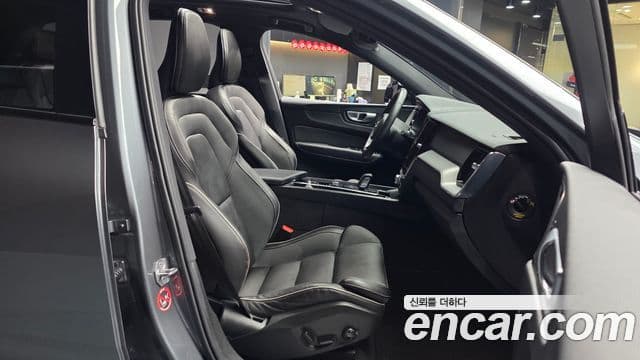 Volvo XC60 2021 — ფოტო 11/20