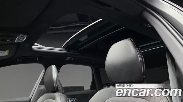 Volvo XC60 2021 — ფოტო 18/20