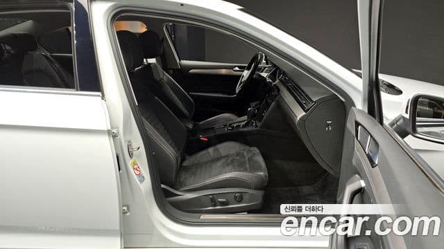 Volkswagen Passat GT 2021 — Şəkil 11/20
