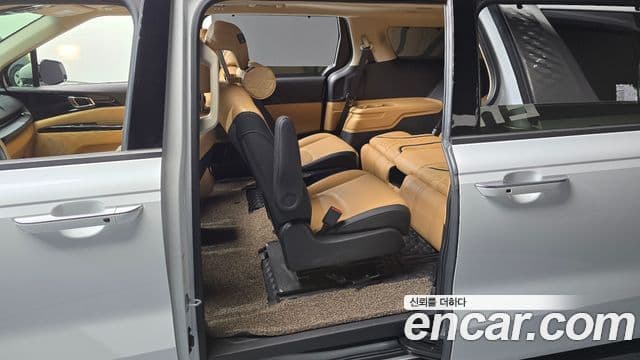 Kia Carnival 2023 — ფოტო 10/20