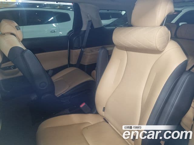 Kia Carnival 2023 — ფოტო 15/20