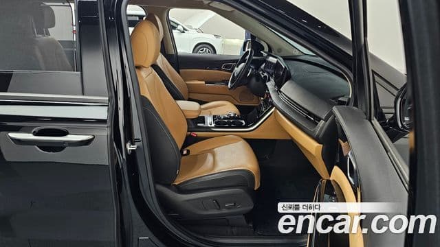 Kia Carnival 2023 — ფოტო 11/20