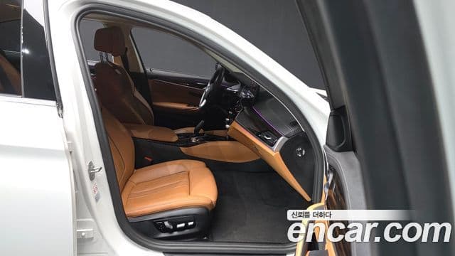 BMW 5 Series 2023 — Photo 18/20