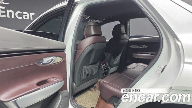Genesis GV70 2021 — ფოტო 17/20