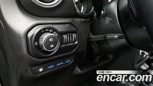 Jeep Wrangler 2022 — ფოტო 19/20