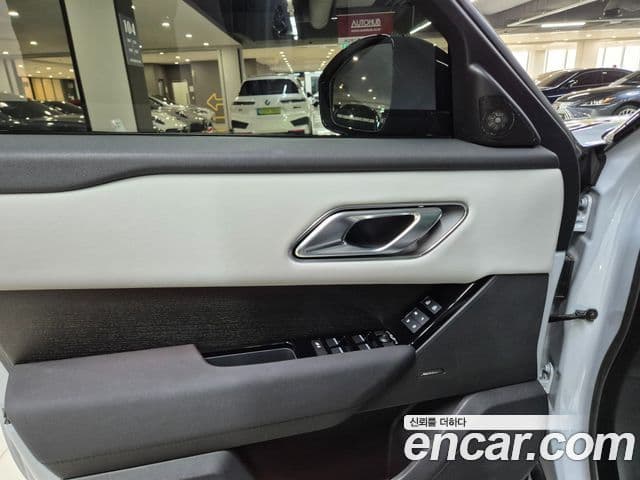 Land Rover Range Rover Velar 2025 — фото 17 из 19