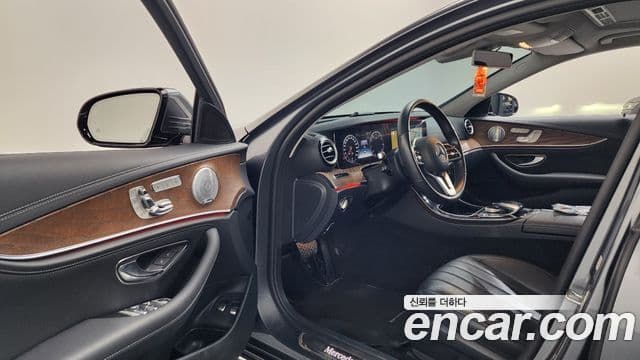Mercedes-Benz E-Class 2020 — Фото 10/20