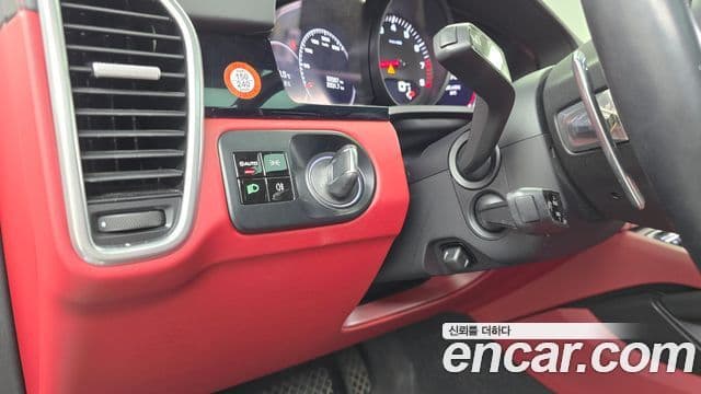 Porsche Cayenne 2020 — ფოტო 17/20