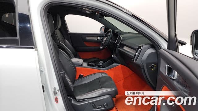 Volvo XC40 2018 — фото 11 из 20