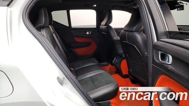 Volvo XC40 2018 — фото 12 из 20